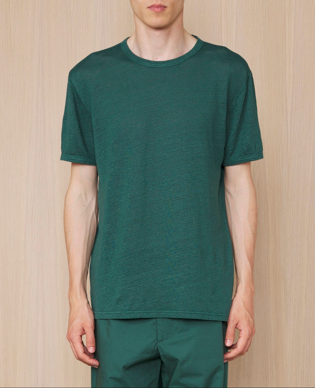 Officine Générale – T-Shirt Manches Courtes - Émeraude - Homme, t-shirt vert foncé en lin porté par un mannequin de face