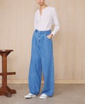 Officine Générale – Pantalon Moena - Bleu Moyen - Femme, mannequin portant une chemise blanche et un pantalon large en jean bleu
