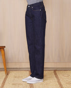 Officine Générale – Pantalon Naomi - Indigo Foncé - Femme, jean bleu foncé porté par un mannequin, vue de profil