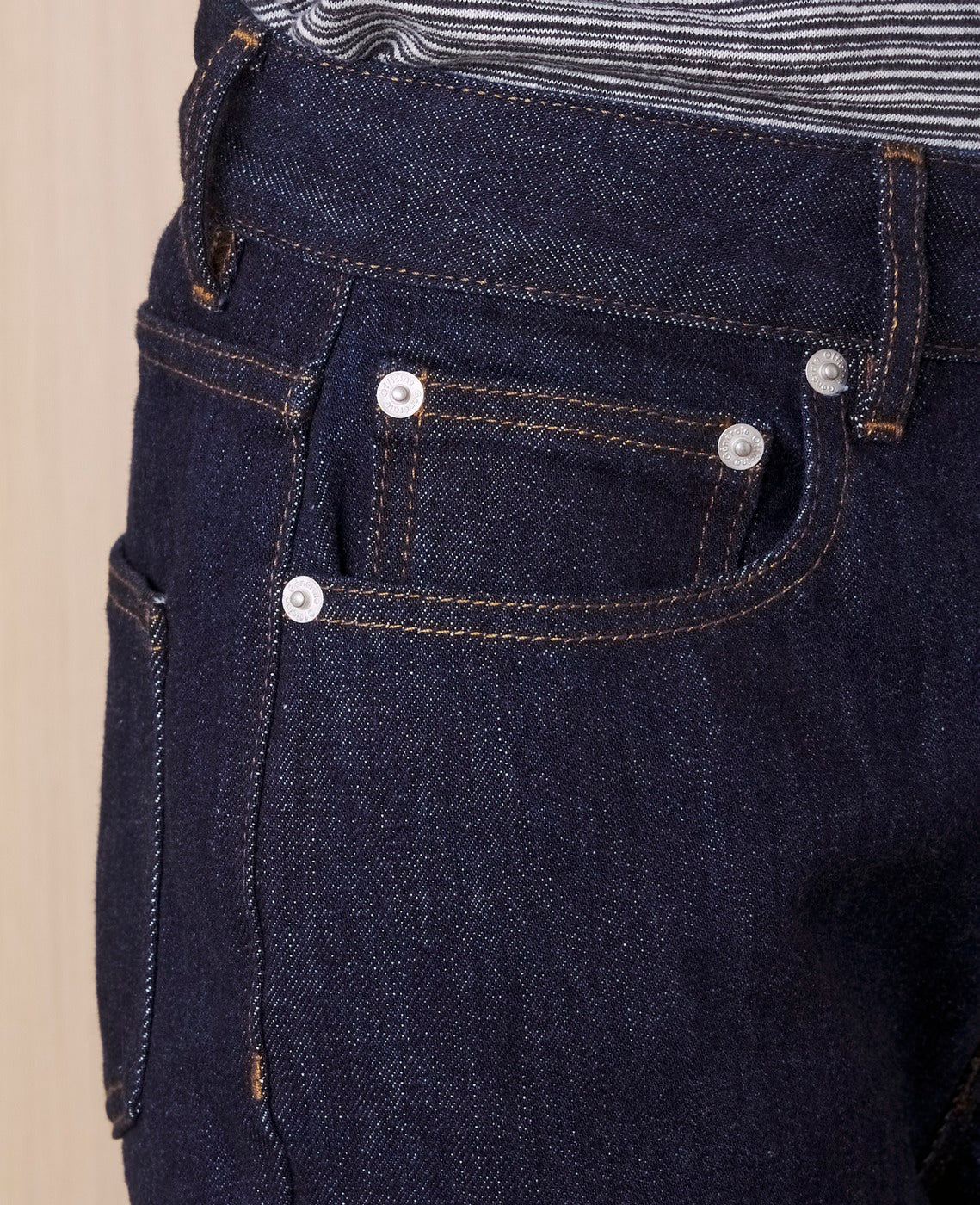 Officine Générale – Pantalon Naomi - Indigo Foncé - Femme, gros plan sur la poche avant d'un jean bleu foncé