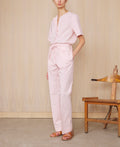 Officine Générale – Pantalon Miranda - Rose Fumé - Femme, mannequin femme portant un ensemble pantalon et chemise rose pâle