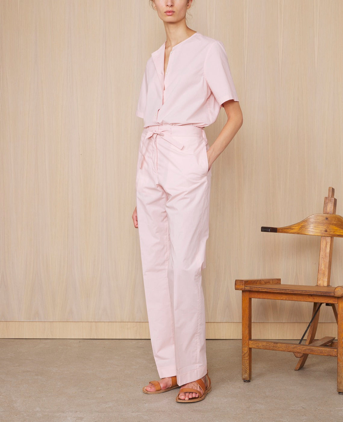 Officine Générale – Pantalon Miranda - Rose Fumé - Femme, mannequin femme portant un ensemble pantalon et chemise rose pâle