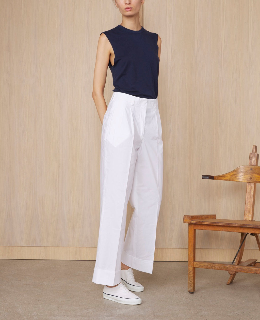 Officine Générale – Débardeur - Bleu Nuit - Femme, mannequin portant un t-shirt bleu marine et un pantalon blanc