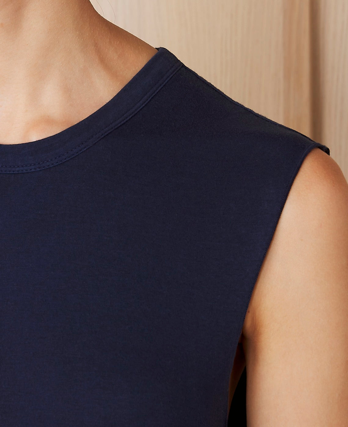 Officine Générale – Débardeur - Bleu Nuit - Femme, détail du col rond et de l'épaule d'un t-shirt bleu marine