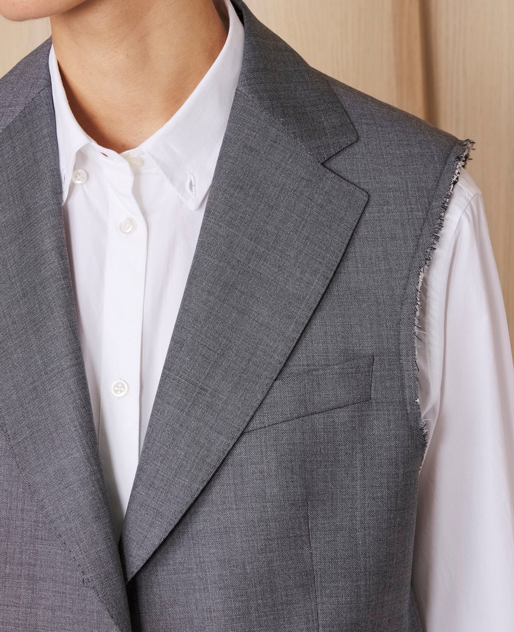Officine Générale – Veste Giovanni - Gris Moyen - Femme, gilet gris en laine porté sur une chemise blanche, vue de face