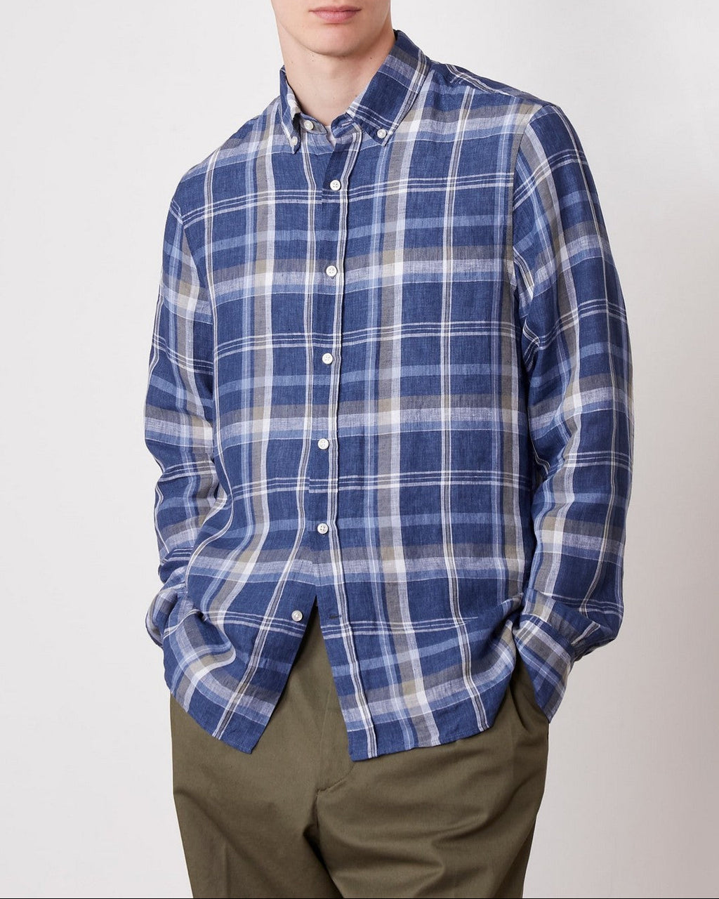 Officine Générale – Chemise Arsene Sans Poche - Indigo/Blanc/Olive - Homme, chemise à carreaux bleus et blancs portée par un mannequin de face