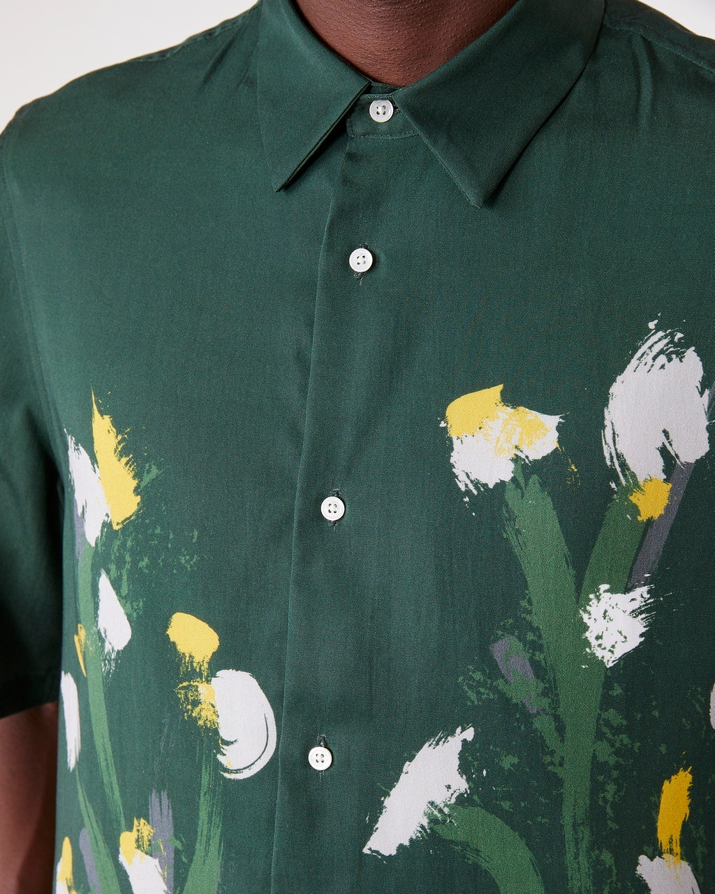 Officine Générale – Chemise Eloi Manches Courtes - Vert Pin/Vert Laitue/Gris - Homme, chemise verte à motifs floraux blancs et jaunes portée par un homme