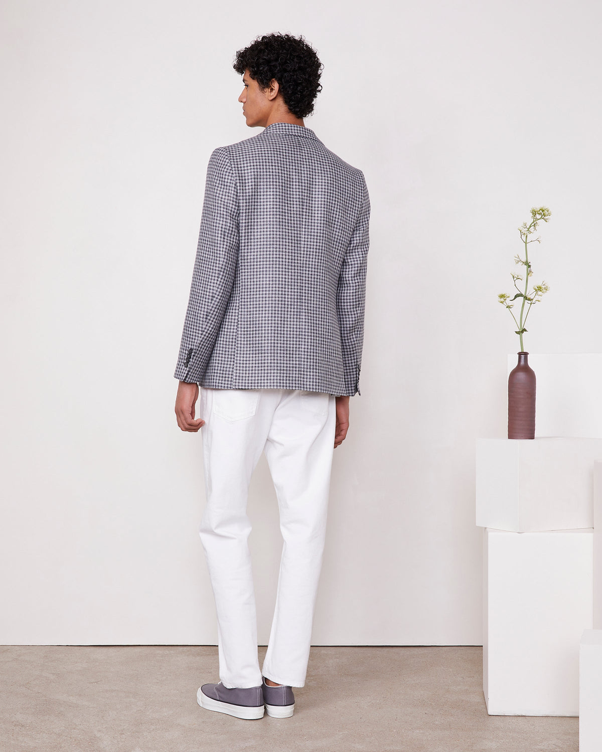 Officine Générale – Veste 375 - Gris Foncé/Gris Moyen/Gris Clair - Homme, mannequin de dos portant un blazer à carreaux gris et un pantalon blanc
