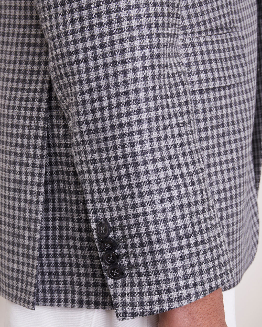 Officine Générale – Veste 375 - Gris Foncé/Gris Moyen/Gris Clair - Homme, gros plan sur la manche d'une veste à carreaux gris et noir