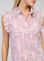 An'ge – Chemise Senaly Rouge, chemisier sans manches à rayures bordeaux et blanches, porté par un mannequin