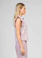 An'ge – Chemise Senaly Rouge, mannequin blonde de profil portant un ensemble rayé blanc et bordeaux