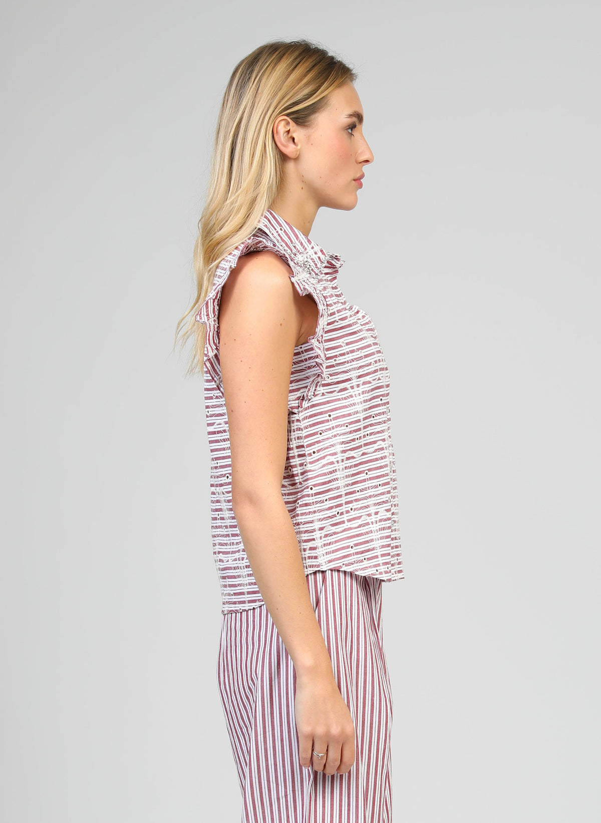 An'ge – Chemise Senaly Rouge, mannequin blonde de profil portant un ensemble rayé blanc et bordeaux