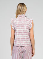 An'ge – Chemise Senaly Rouge, mannequin de dos portant un haut sans manches à rayures bordeaux et blanches