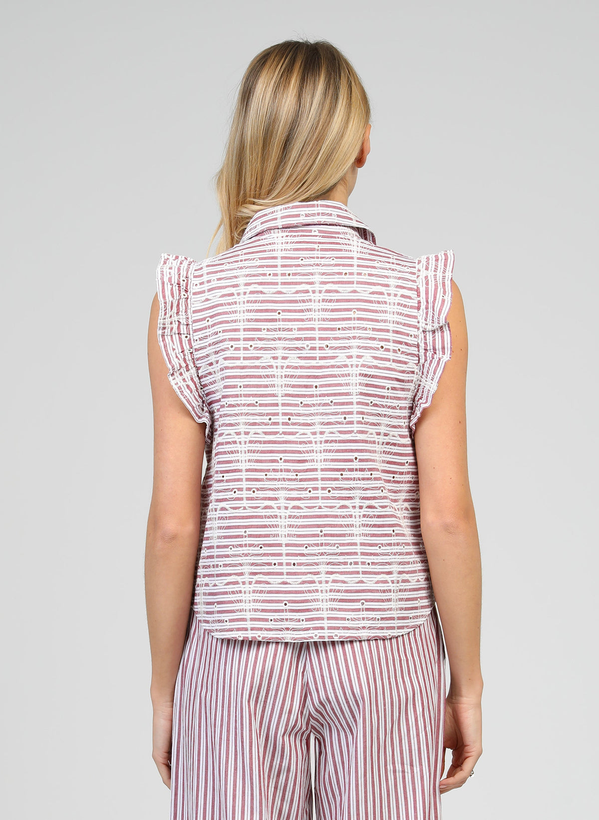An'ge – Chemise Senaly Rouge, mannequin de dos portant un haut sans manches à rayures bordeaux et blanches