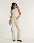 Jean femme en denim beige clair à rayures fines, coupe droite et taille haute, confectionné en coton léger offrant un tombé fluide et confortable.