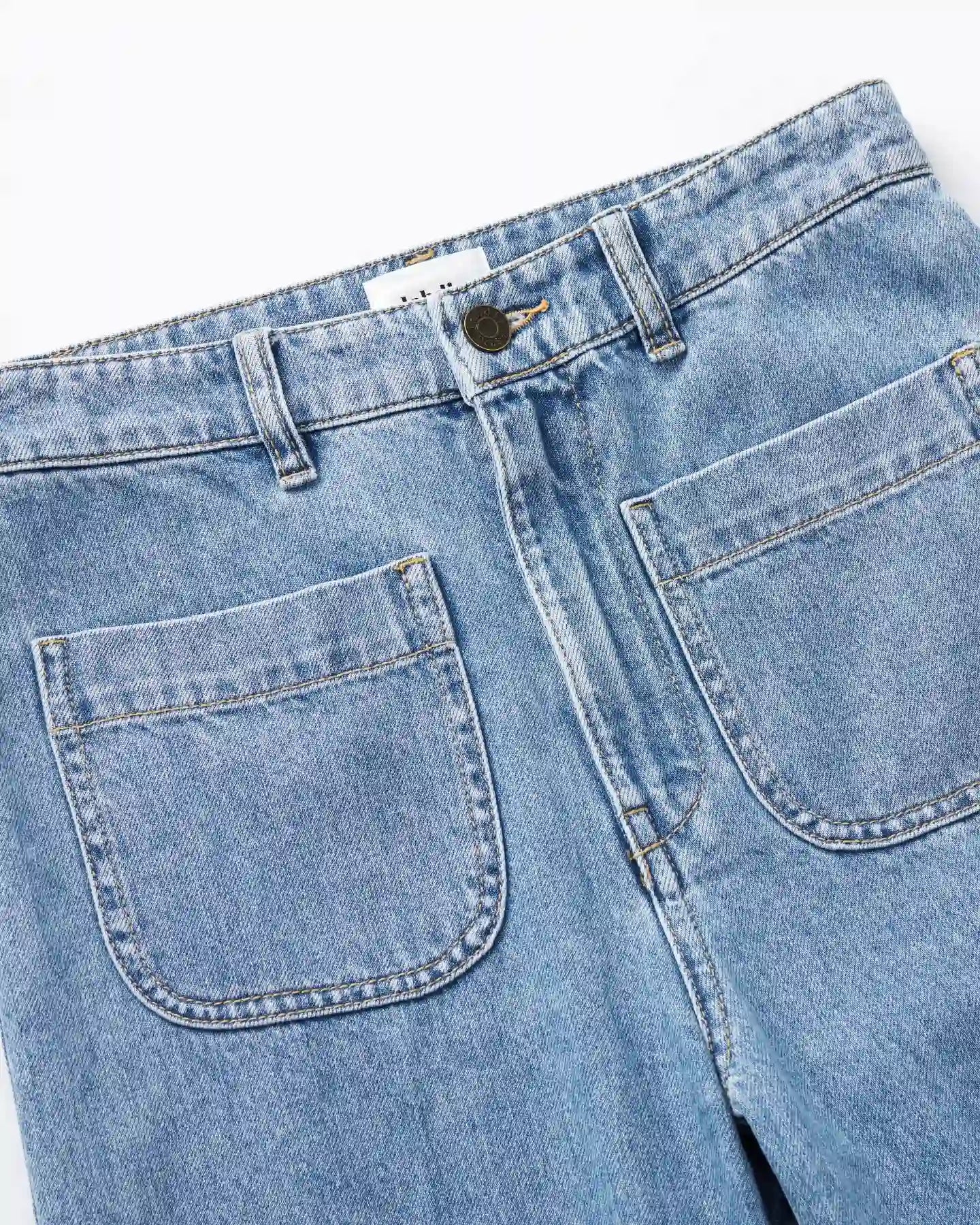 Jean en denim coton bleu clair avec coupe droite et poches plaquées, adapté à toutes les morphologies féminines pour un confort et un style décontracté.