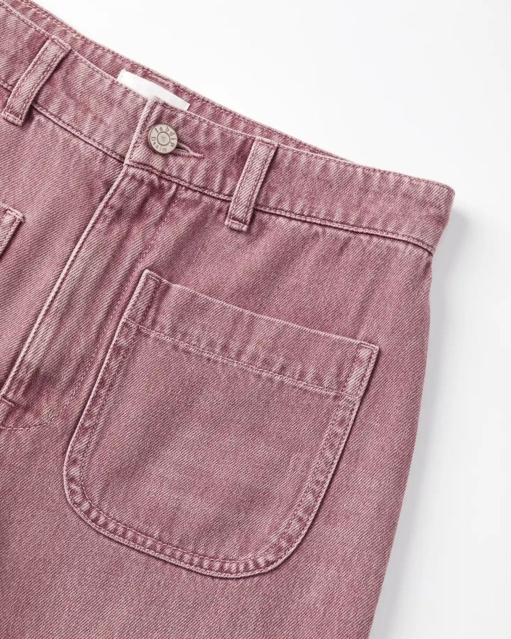 Jean en denim couleur quartz avec finition délavée, coupe droite et poches plaquées, conçu en coton de qualité pour femme, s’adaptant à toutes les morphologies.
