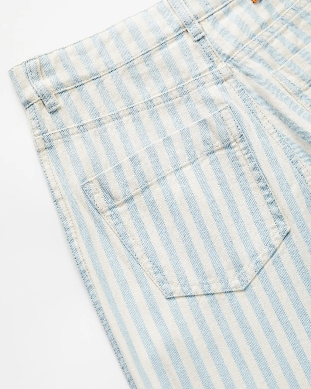 Jean en denim 100% coton avec rayures bleu clair et blanc, coupe droite adaptée à toutes les morphologies féminines, confortable et stylé pour l'été.