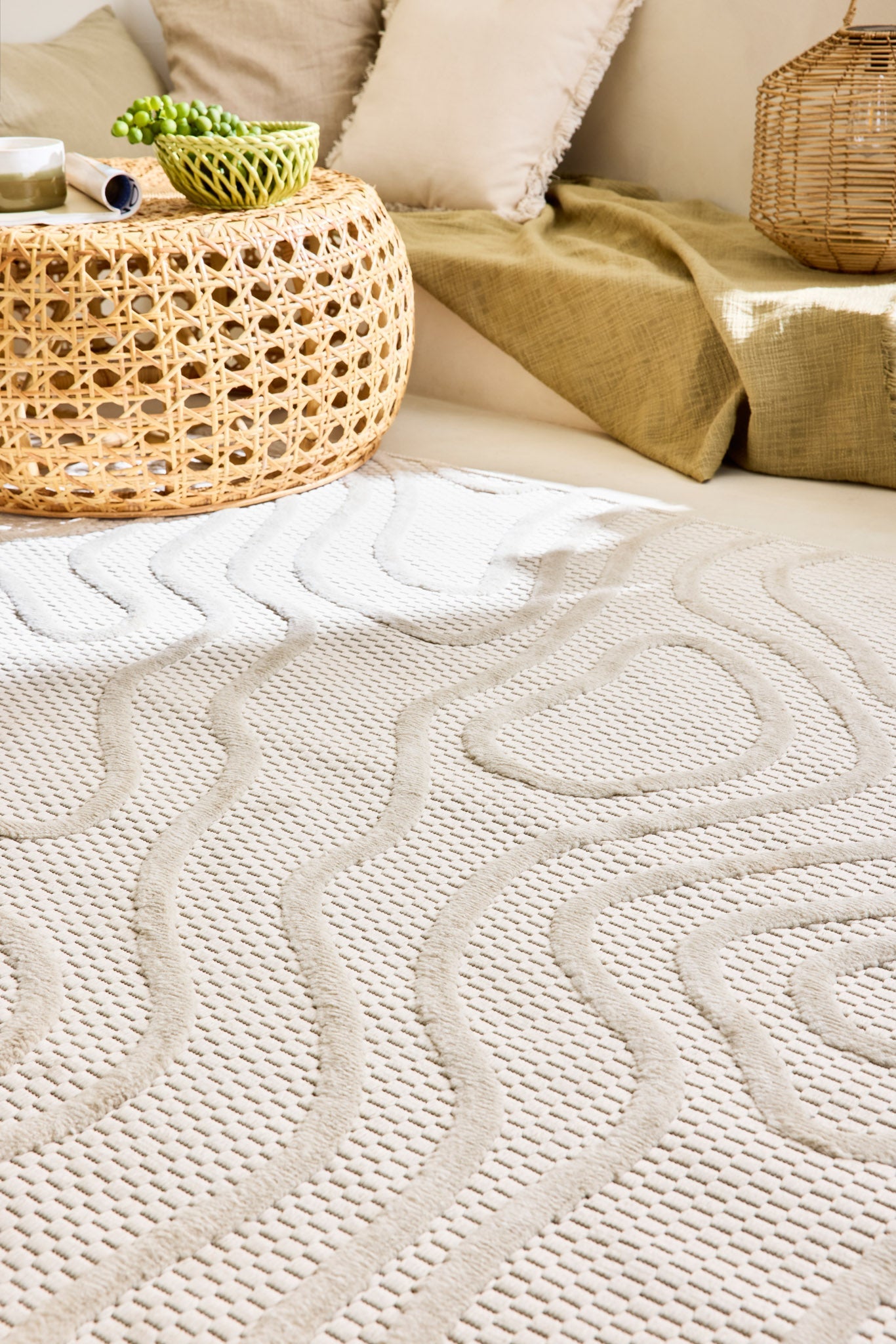 White abstract rug: SAN988BLA Nazar rugs