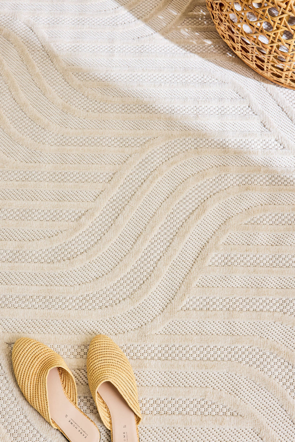 White graphic rug: SAN989BLA Nazar rugs