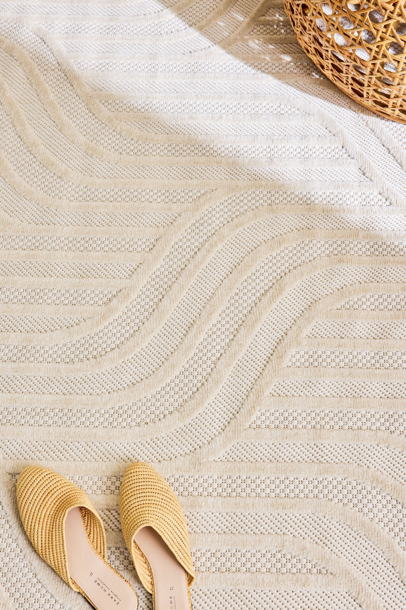 White graphic rug: SAN989BLA Nazar rugs