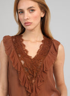 An'ge – Mouwloze top Savilma Bruin, bruine top met kant en ruffles, gedragen door een model