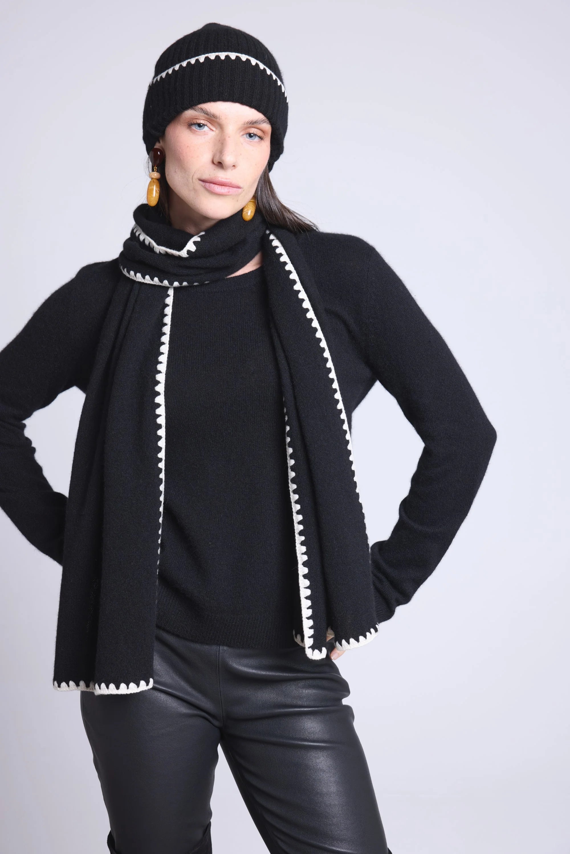 Bufanda estola con pespuntes Scarf - Negro Blanco - Unisex