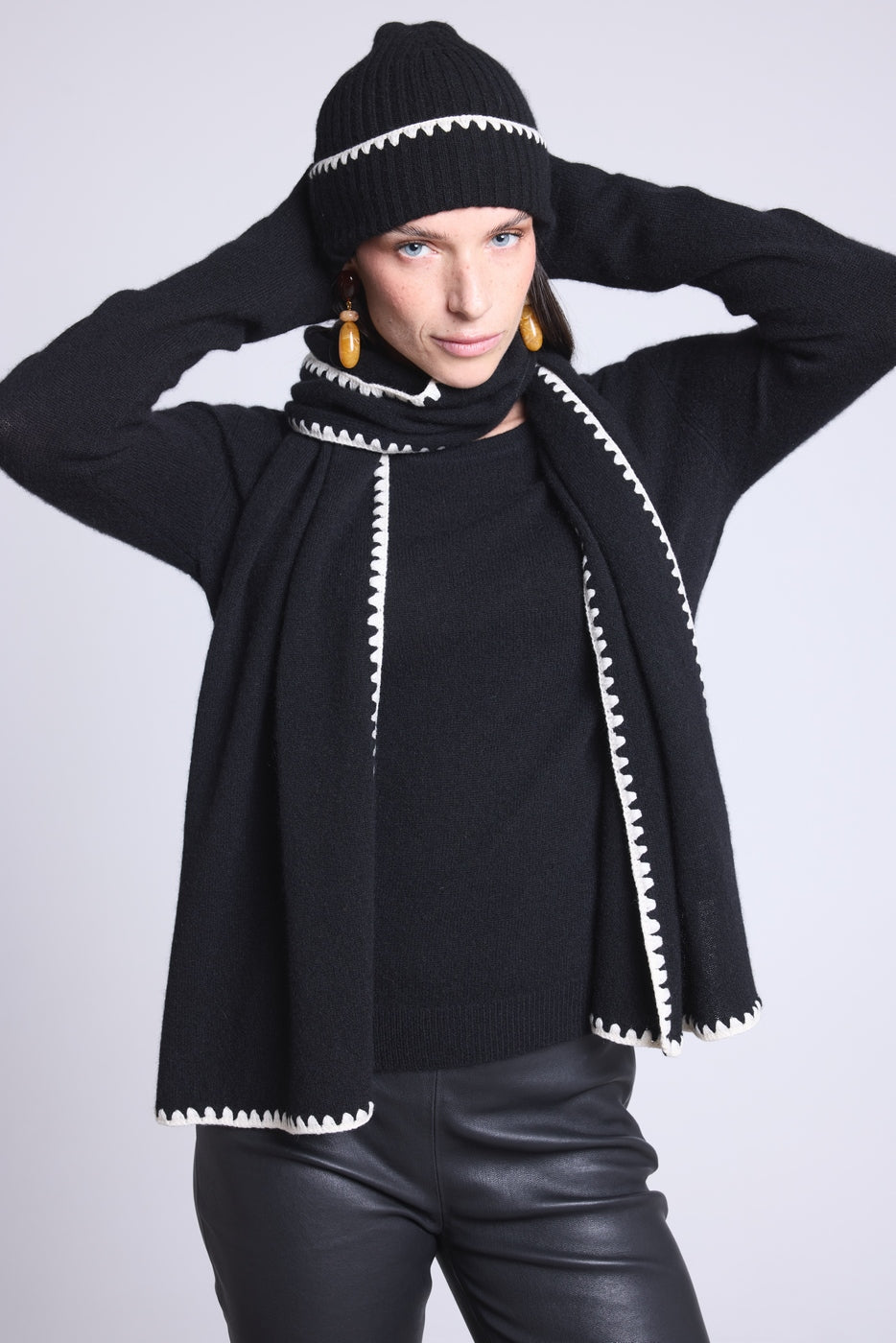 Bufanda estola con pespuntes Scarf - Negro Blanco - Unisex