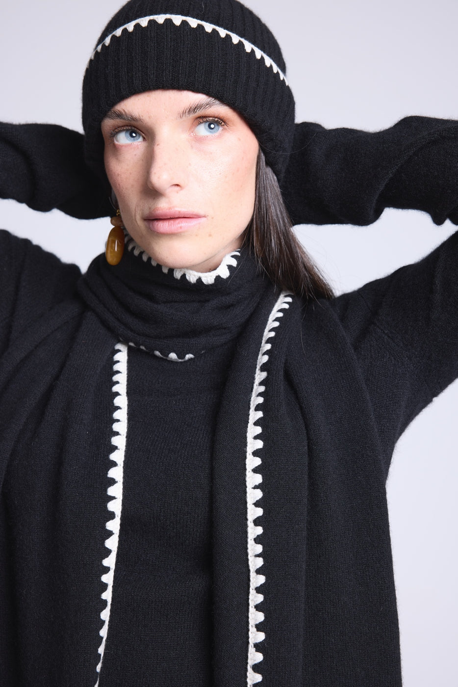 Bufanda estola con pespuntes Scarf - Negro Blanco - Unisex