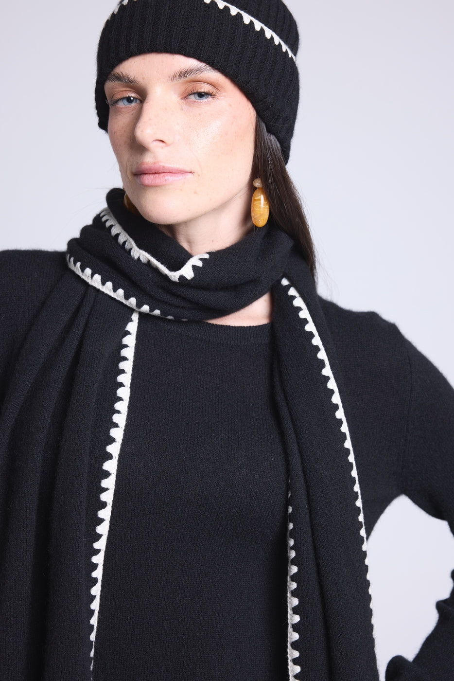 Bufanda estola con pespuntes Scarf - Negro Blanco - Unisex