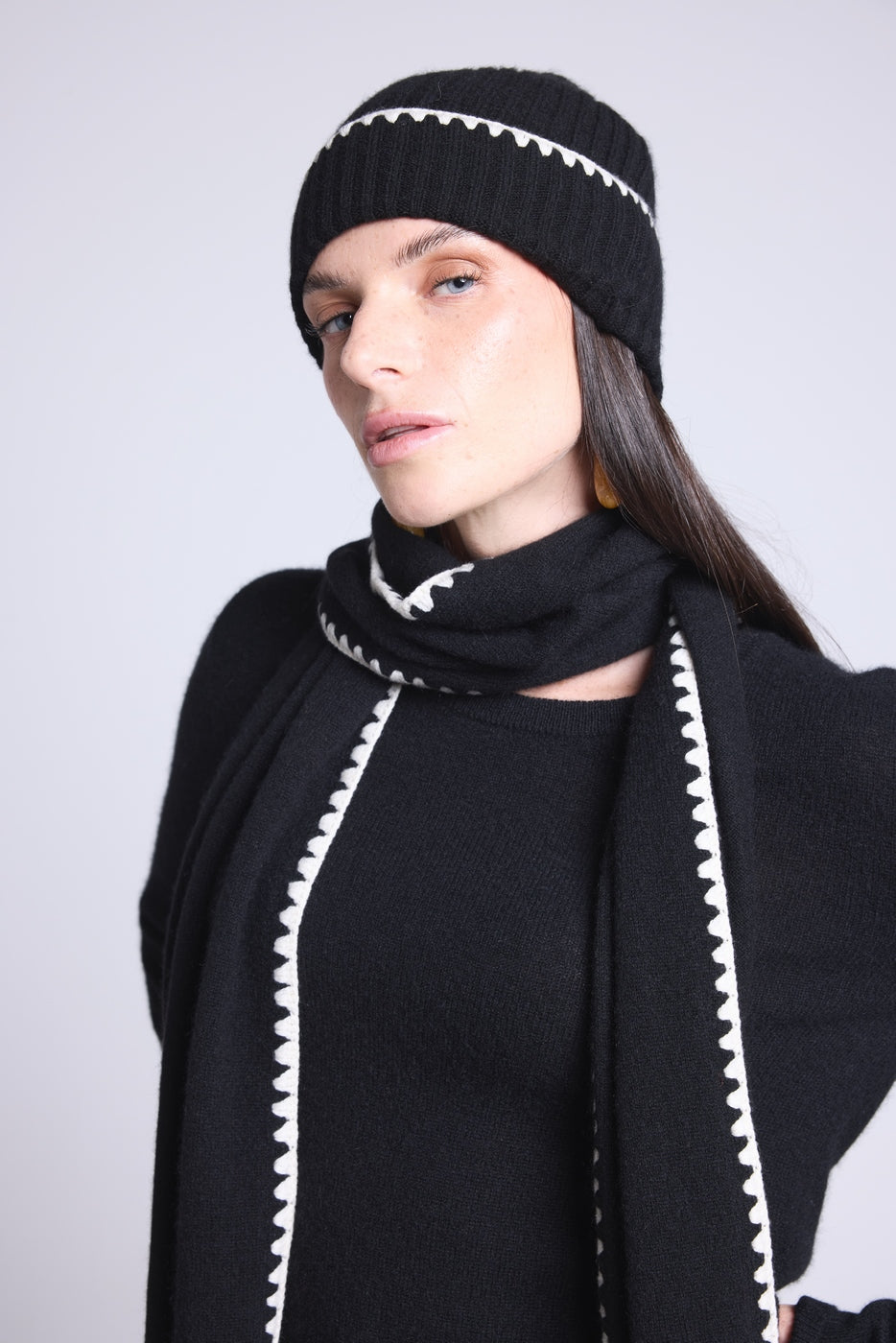 Bufanda estola con pespuntes Scarf - Negro Blanco - Unisex