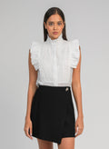 An'ge – Camicia Seliza Ecru, modella con camicetta bianca e gonna nera