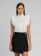 An'ge – Camicia Seliza Ecru, modella con camicetta bianca e gonna nera