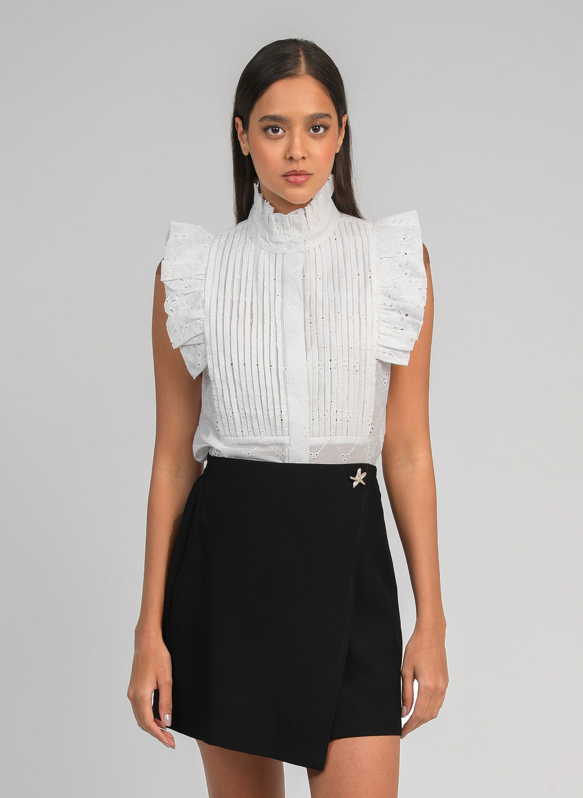 An'ge – Camicia Seliza Ecru, modella con camicetta bianca e gonna nera