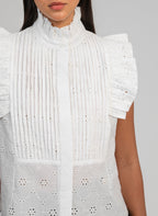 An'ge – Camicia Seliza Ecru, top bianco in pizzo sangallo indossato da una modella