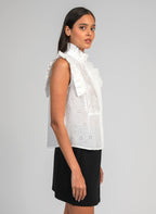 An'ge – Camicia Seliza Ecru, modella con top bianco ricamato e gonna nera, vista di profilo
