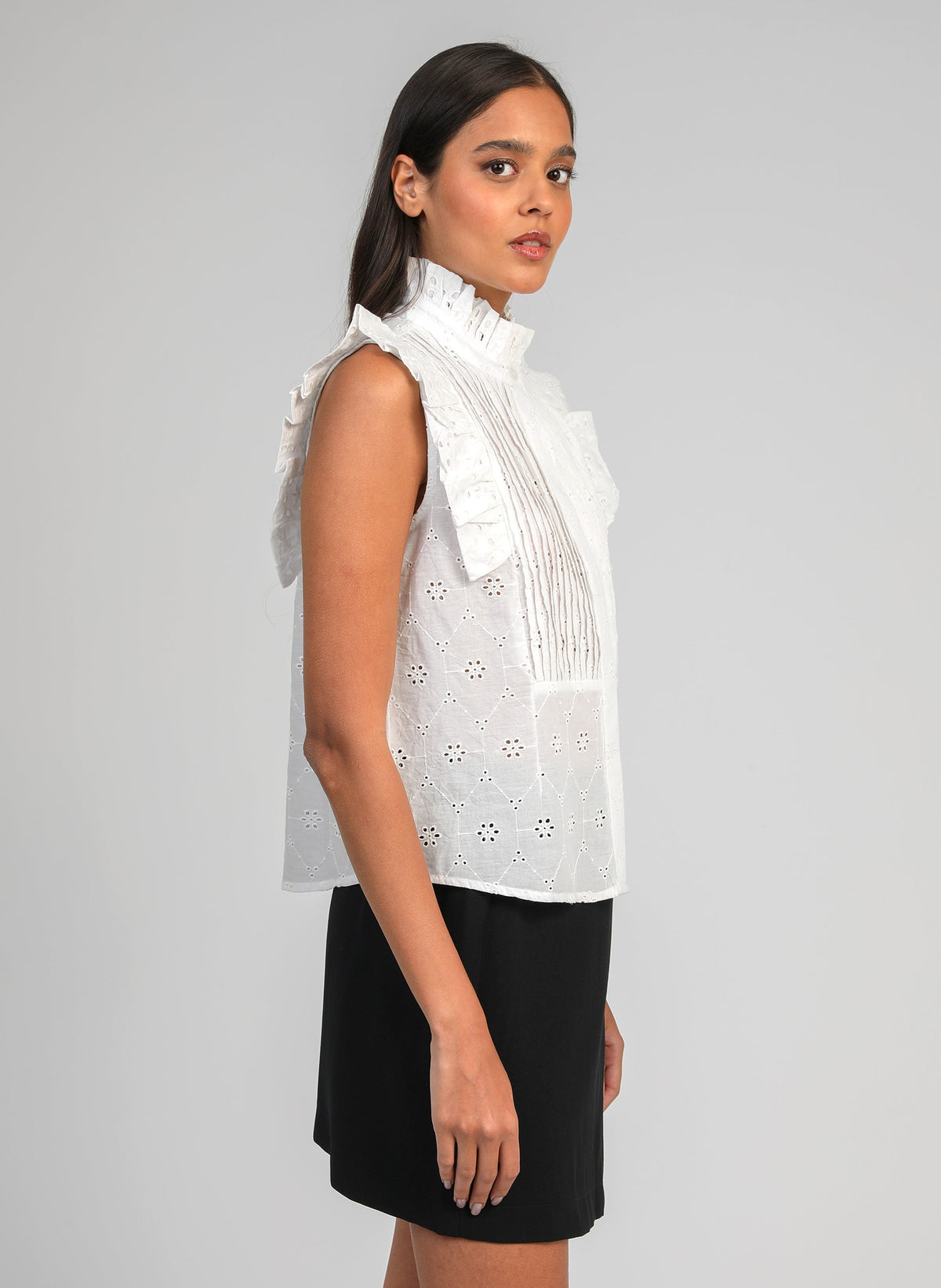 An'ge – Camicia Seliza Ecru, modella con top bianco ricamato e gonna nera, vista di profilo