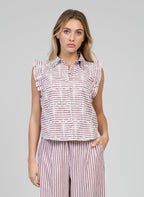 An'ge – Chemise Senaly Rouge, mannequin portant un ensemble rayé blanc et bordeaux, vue de face