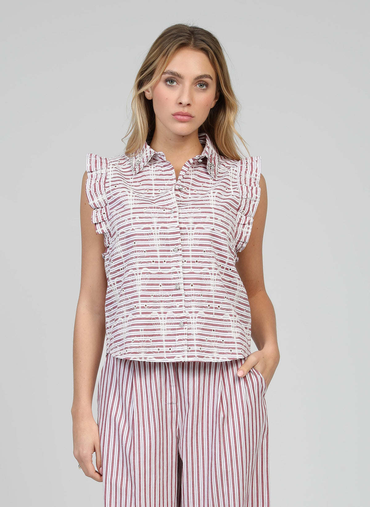 An'ge – Chemise Senaly Rouge, mannequin portant un ensemble rayé blanc et bordeaux, vue de face