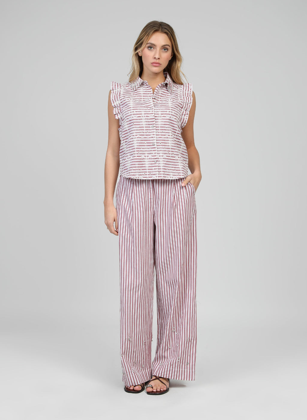 An'ge – Chemise Senaly Rouge, mannequin portant un ensemble rayé blanc et rouge, vue de face