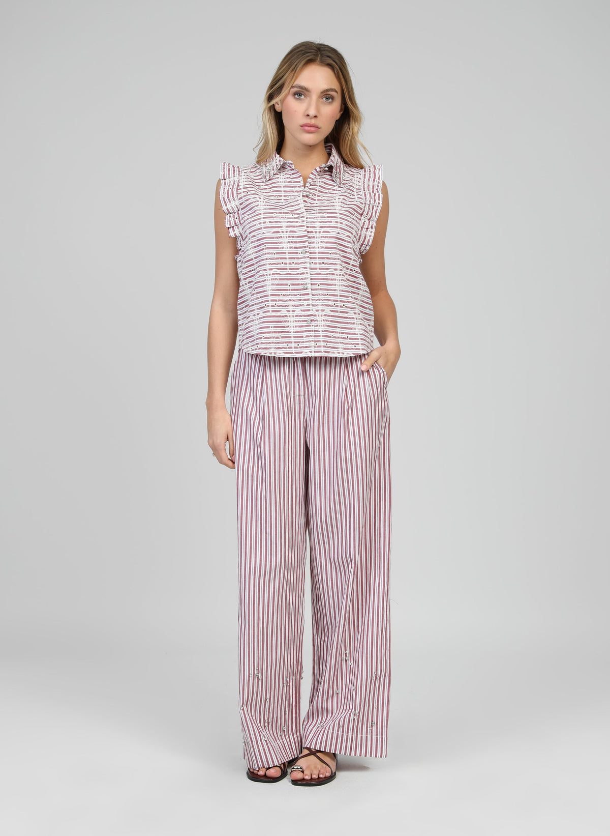 An'ge – Chemise Senaly Rouge, mannequin portant un ensemble rayé blanc et rouge, vue de face