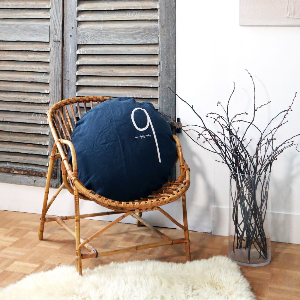 Round Screen-Printed Linen Cushion Shiningtypo 9 - Charbon