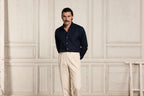 Hast – Camicia in lino navy, modello che indossa una camicia blu navy e pantaloni chiari