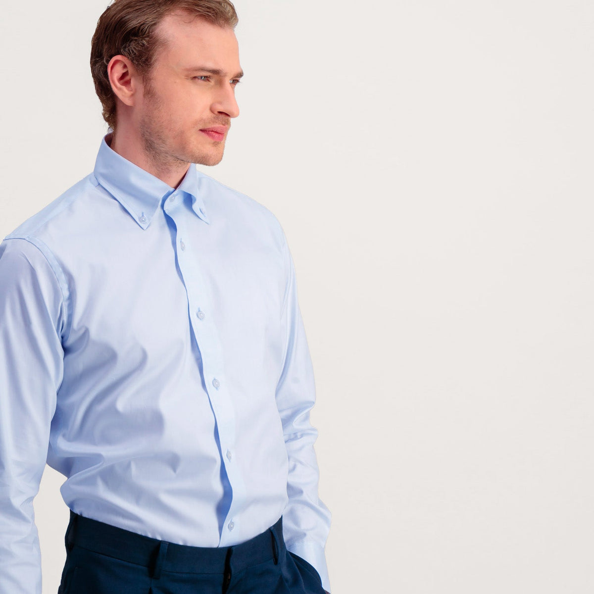 Hast – Camisa De Oxford Doble Cabo Azul Cielo, hombre con camisa azul de algodón, vista de perfil