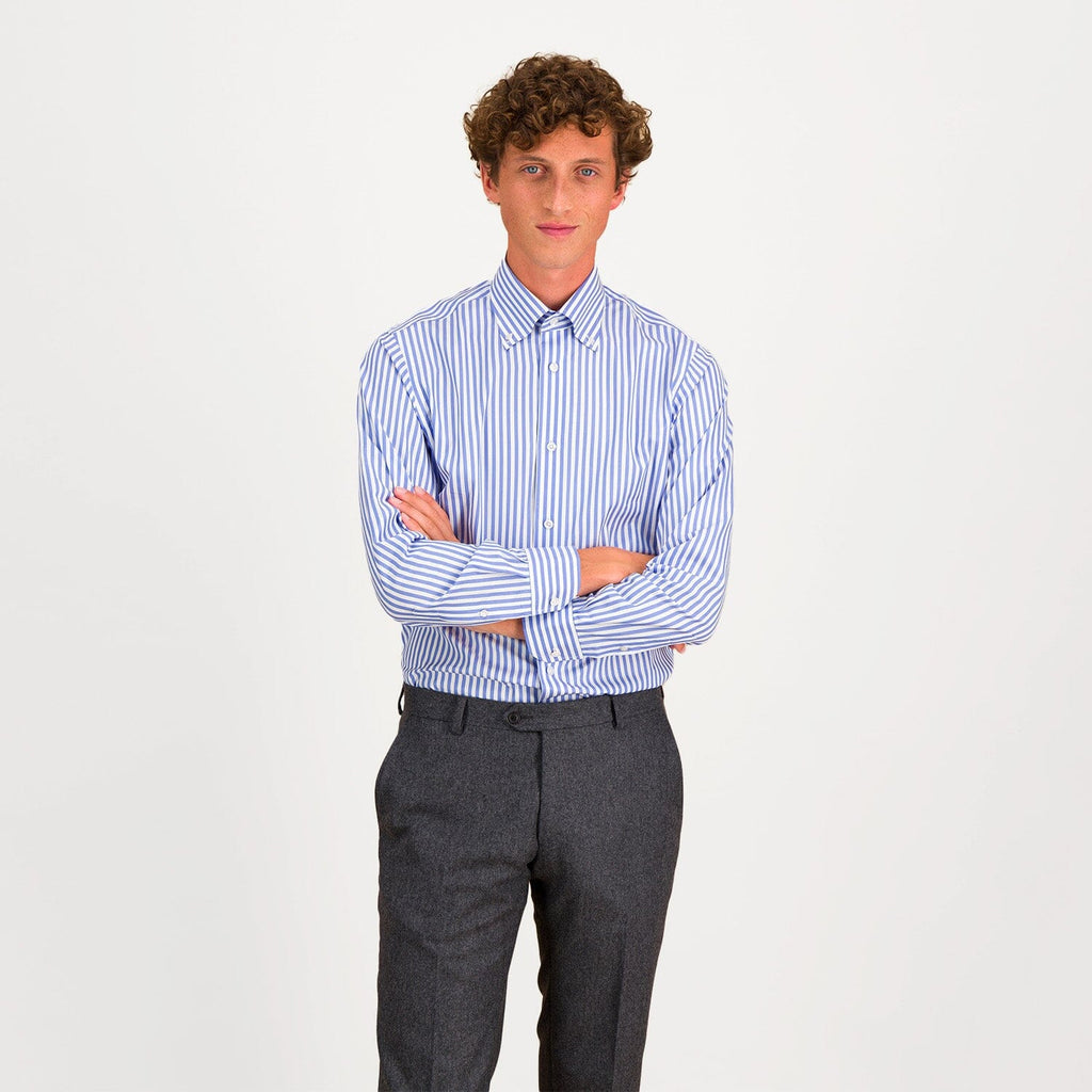 Hast – Camisa entallada de popelín de dos cabos a rayas azules y blancas, modelo masculino con camisa a rayas azules y blancas, vista frontal