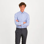 Hast – Camisa entallada de popelín de dos cabos a rayas azules y blancas, modelo masculino con camisa a rayas azules y blancas, vista frontal