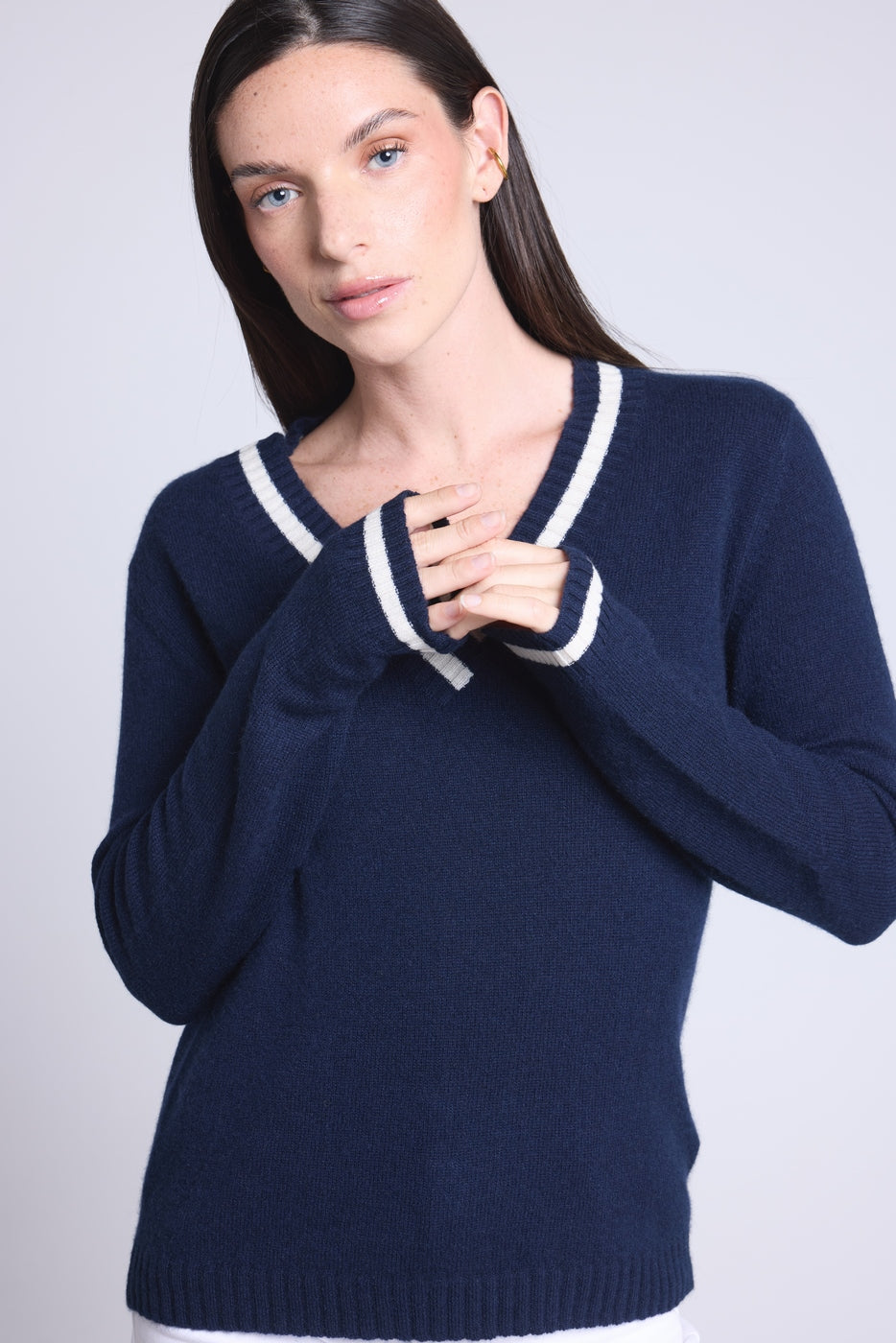 Jersey de cuello en V Cricket College Sia - Azul marino y blanco - Mujer