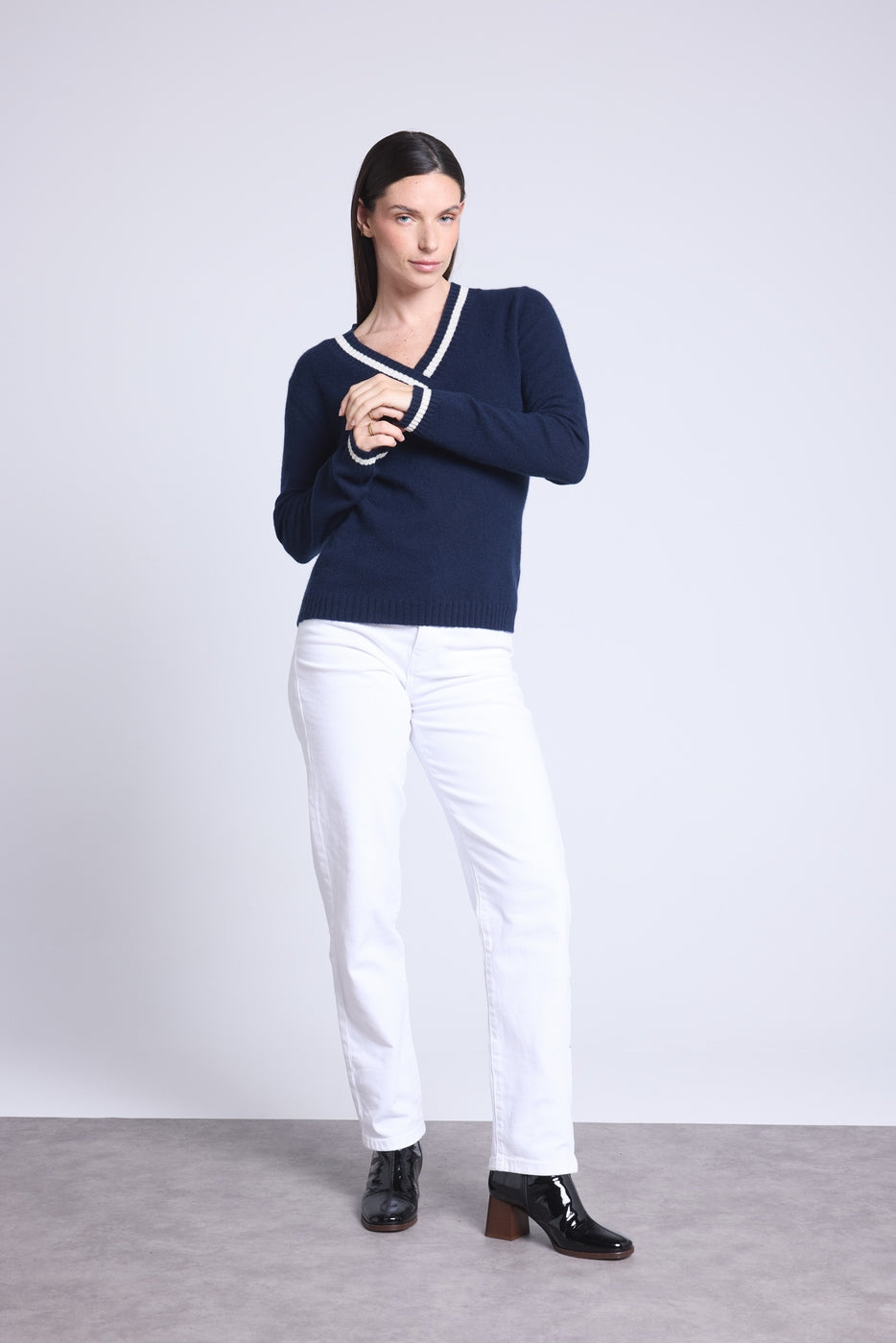 Jersey de cuello en V Cricket College Sia - Azul marino y blanco - Mujer