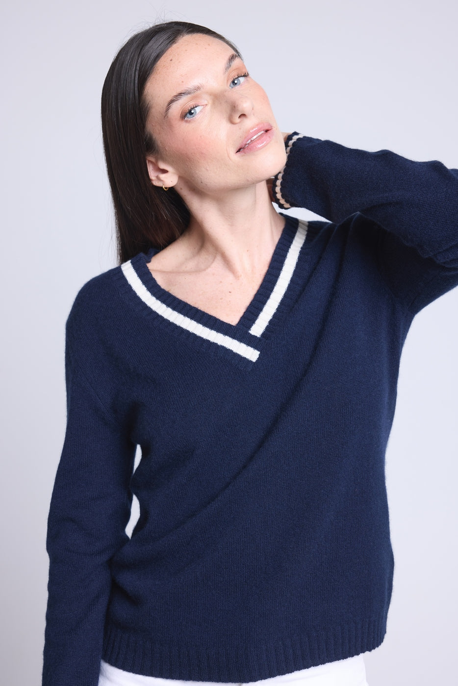 Jersey de cuello en V Cricket College Sia - Azul marino y blanco - Mujer