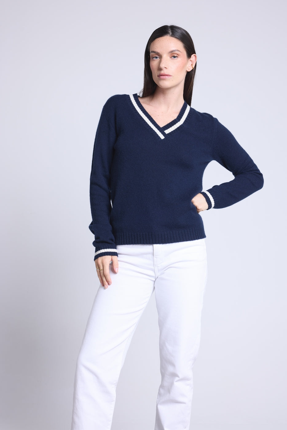 Jersey de cuello en V Cricket College Sia - Azul marino y blanco - Mujer